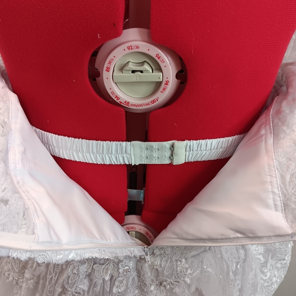 Elegant White Lace Off-Shoulder Dress - Picture 9 of 10